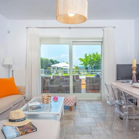 Avlaki Beachfront Villa Kassiopi