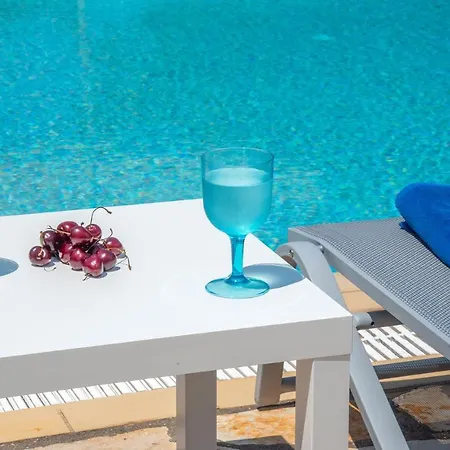 Avlaki Beachfront Villa *